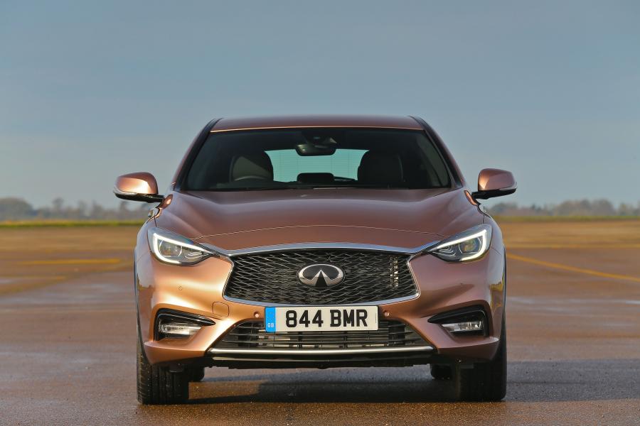  Infiniti Q30 2.2d AWD 2016 года  (UK) (фото 19 из 27)